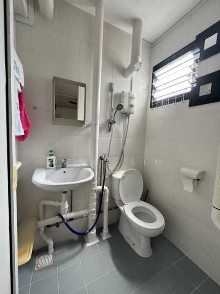 433 Ang Mo Kio Avenue 10, 433 Ang Mo Kio Avenue 10, 3 Bedrooms, 990 sqft, HDB Flat For Sale, by Renee Sim, 500229438 - Bathroom - PropertyGuru.com.sg