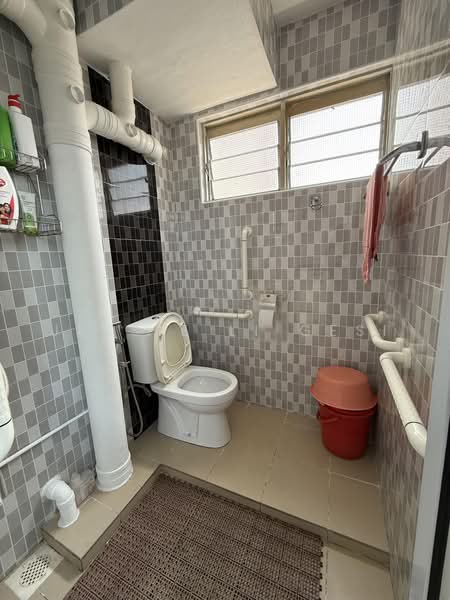 52 Kent Road, 52 Kent Road, Room Rental, 90 sqft, HDB Flat For Rent, by Jessie Li Gesi, 500229443 - Bathroom - common - PropertyGuru.com.sg