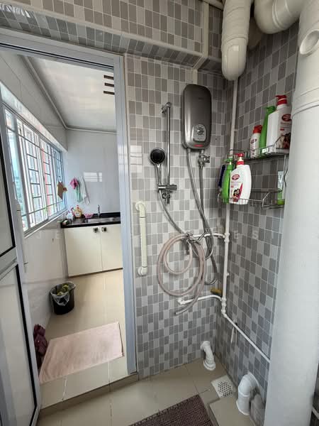 52 Kent Road, 52 Kent Road, Room Rental, 90 sqft, HDB Flat For Rent, by Jessie Li Gesi, 500229443 - Bathroom - common - PropertyGuru.com.sg