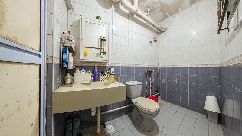 298B Compassvale Street, 298B Compassvale Street, Hougang / Punggol / Sengkang, 3 Bedrooms, 1,011 sqft, HDB Flat For Sale, by Azmi Suliman, 500229447 - Bathroom - PropertyGuru.com.sg