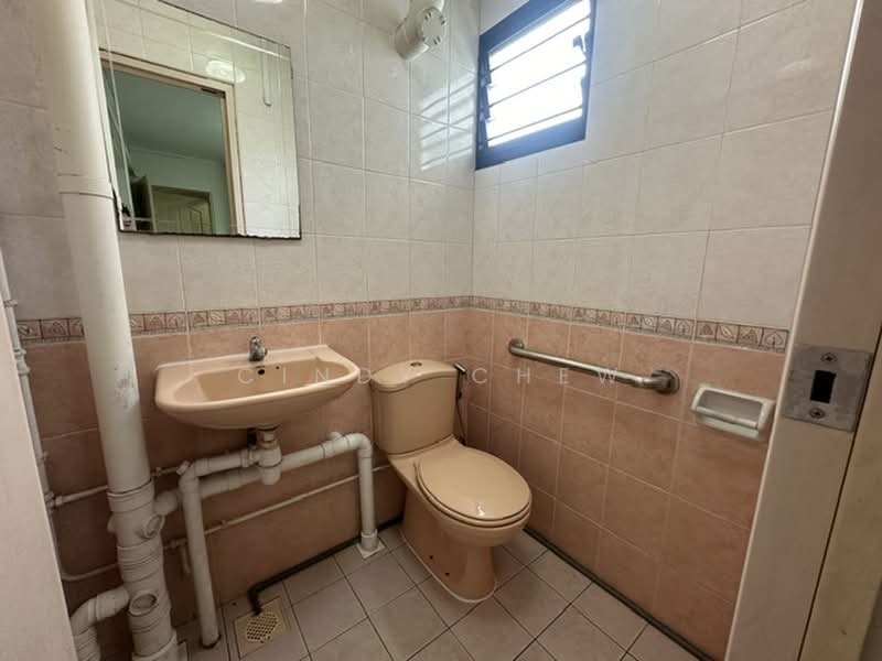 304 Clementi Avenue 4, 304 Clementi Avenue 4, 2 Bedrooms, 721 sqft, HDB Flat For Rent, by Cindy Chew, 500229507 - Bathroom - PropertyGuru.com.sg