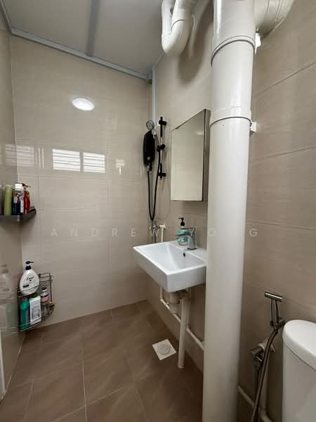 909 Jurong West Street 91, 909 Jurong West Street 91, 4 Bedrooms, 1,313 sqft, HDB Flat For Sale, by Andrew Yong, 500229529 - Bathroom - PropertyGuru.com.sg