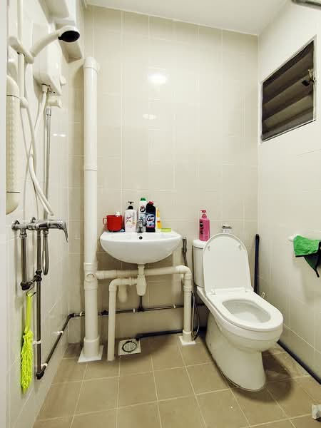 444 Ang Mo Kio Avenue 10, 444 Ang Mo Kio Avenue 10, 2 Bedrooms, 883 sqft, HDB Flat For Sale, by Phyllis Koh 郭艾廷, 500229569 - Bathroom - PropertyGuru.com.sg