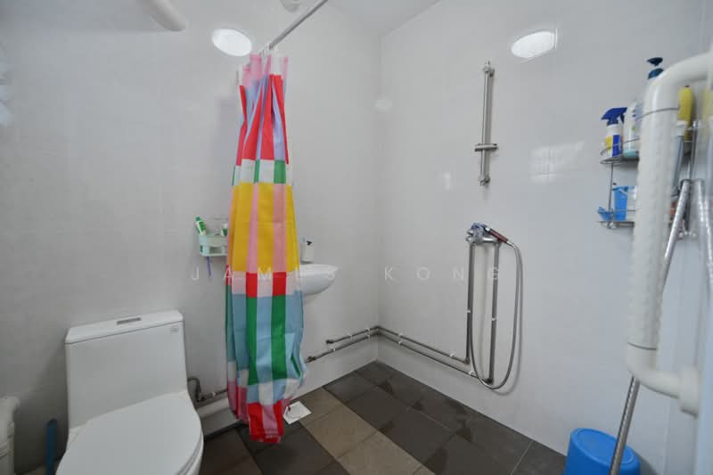 227 Pending Road, 227 Pending Road, 3 Bedrooms, 1,152 sqft, HDB Flat For Sale, by James Kong, 500229573 - Bathroom - PropertyGuru.com.sg