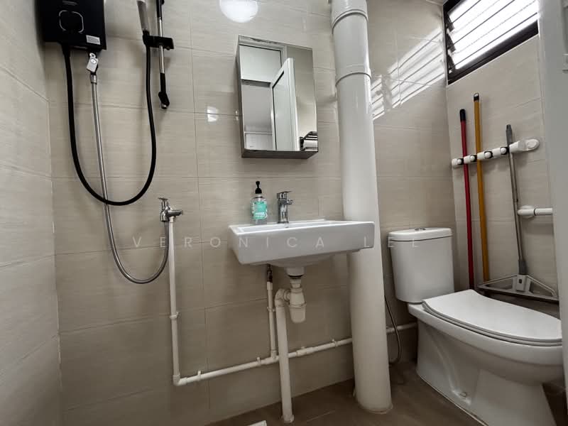 909 Jurong West Street 91, 909 Jurong West Street 91, 4 Bedrooms, 1,313 sqft, HDB Flat For Sale, by Veronica Lee, 500229592 - Bathroom - PropertyGuru.com.sg