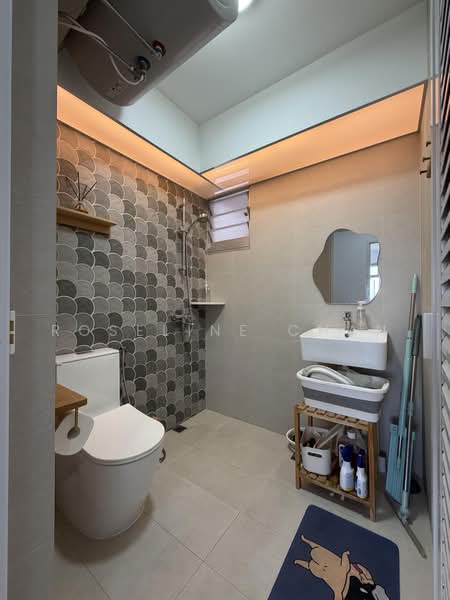 228B Punggol Field, 228B Punggol Field, 3 Bedrooms, 1,249 sqft, HDB Flat For Sale, by Roseline Chan, 500229603 - Common Bathroom - PropertyGuru.com.sg