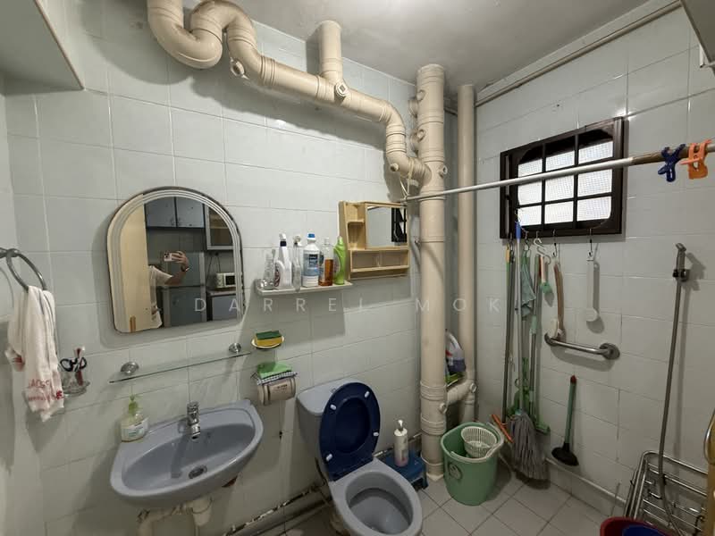 330 Sembawang Close, 330 Sembawang Close, 3 Bedrooms, 1,087 sqft, HDB Flat For Rent, by Darrel Mok, 500229670 - Bathroom - PropertyGuru.com.sg