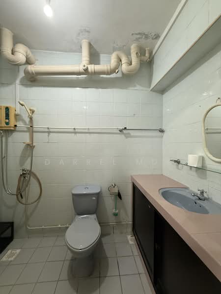 330 Sembawang Close, 330 Sembawang Close, 3 Bedrooms, 1,087 sqft, HDB Flat For Rent, by Darrel Mok, 500229670 - Bathroom - PropertyGuru.com.sg