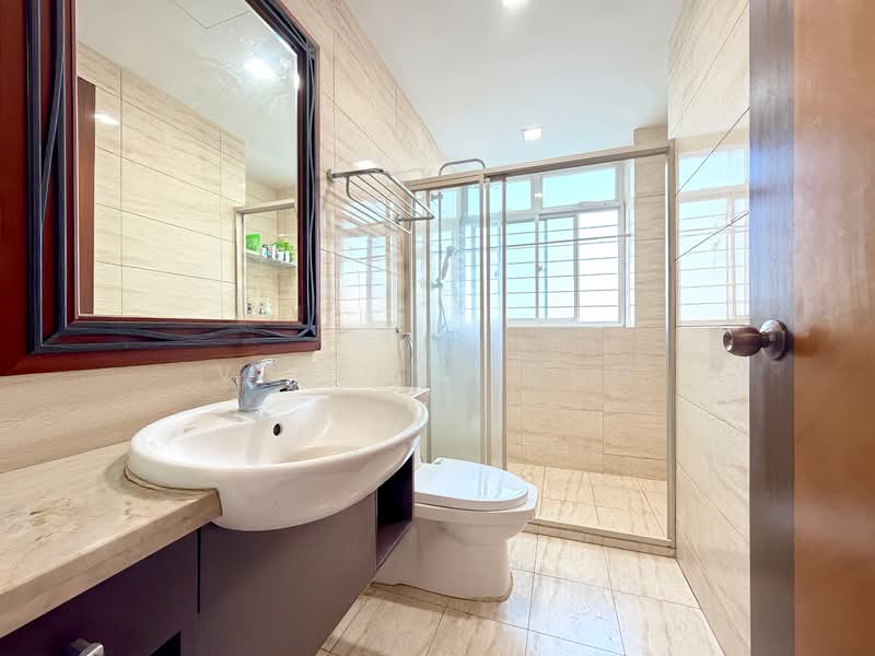 Casablanca, 25 Rosewood Drive, 2 Bedrooms, 926 sqft, Condominium For Sale, by Venelyn Ong, 500229675 - Master Bathroom - PropertyGuru.com.sg