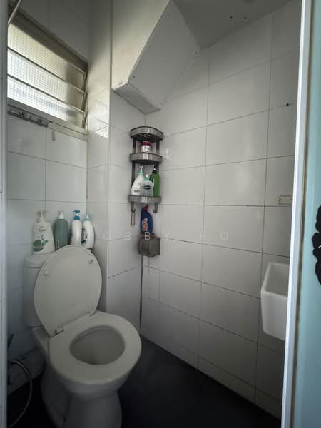 362 Woodlands Avenue 5, 362 Woodlands Avenue 5, 5 Bedrooms, 1,550 sqft, HDB Flat For Rent, by Bobby Ho, 500229677 - Bathroom - PropertyGuru.com.sg