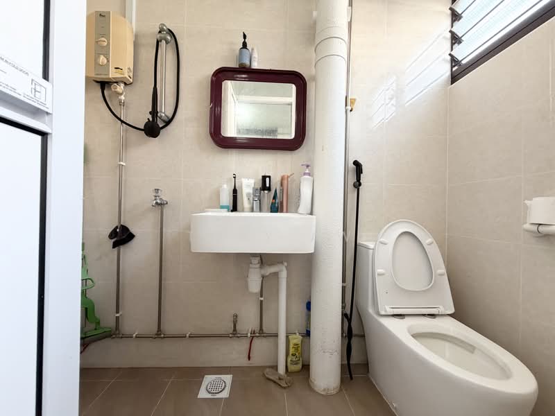 402 Fajar Road, 402 Fajar Road, 3 Bedrooms, 1,119 sqft, HDB Flat For Sale, by Toby Aw, 500229775 - Bathroom - PropertyGuru.com.sg