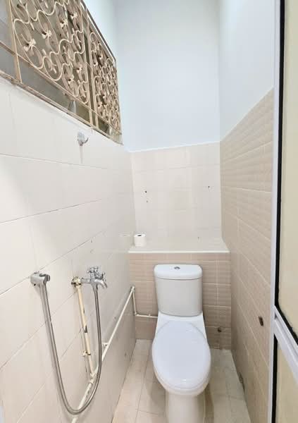 Lorong Melayu, Lorong Melayu, Room Rental, 120 sqft, Terraced House For Rent, by Kevin Ang, 500229808 - Bathroom - PropertyGuru.com.sg