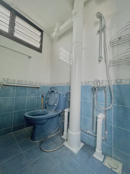 329 Clementi Avenue 2, 329 Clementi Avenue 2, 2 Bedrooms, 721 sqft, HDB Flat For Rent, by Clara Lim, 500229878 - Bathroom - PropertyGuru.com.sg