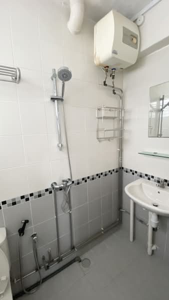 110 Bishan Street 12, 110 Bishan Street 12, 2 Bedrooms, 688 sqft, HDB Flat For Sale, by Aileen Yeo, 500229928 - Bathroom - PropertyGuru.com.sg