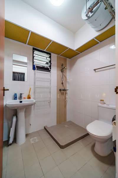 933A Hougang Avenue 9, 933A Hougang Avenue 9, 3 Bedrooms, 990 sqft, HDB Flat For Sale, by HEATHER LIM, 500229931 - Bathroom - PropertyGuru.com.sg