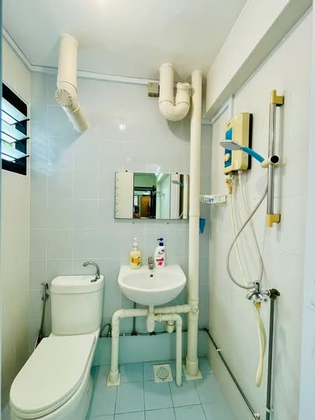 444 Ang Mo Kio Avenue 10, 444 Ang Mo Kio Avenue 10, 2 Bedrooms, 721 sqft, HDB Flat For Sale, by Zola Tan, 500229963 - Master Bathroom - PropertyGuru.com.sg