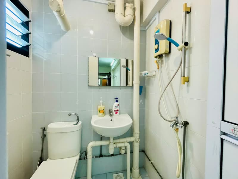 444 Ang Mo Kio Avenue 10, 444 Ang Mo Kio Avenue 10, 2 Bedrooms, 721 sqft, HDB Flat For Sale, by Zola Tan, 500229963 - Master Bathroom - PropertyGuru.com.sg