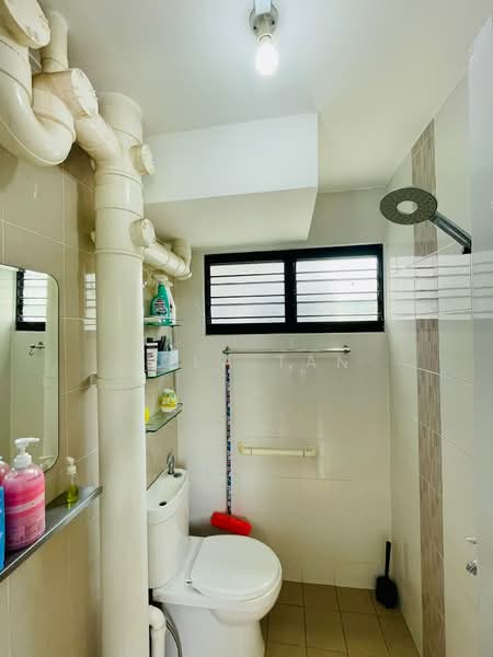 444 Ang Mo Kio Avenue 10, 444 Ang Mo Kio Avenue 10, 2 Bedrooms, 721 sqft, HDB Flat For Sale, by Zola Tan, 500229963 - Common Bathroom - PropertyGuru.com.sg