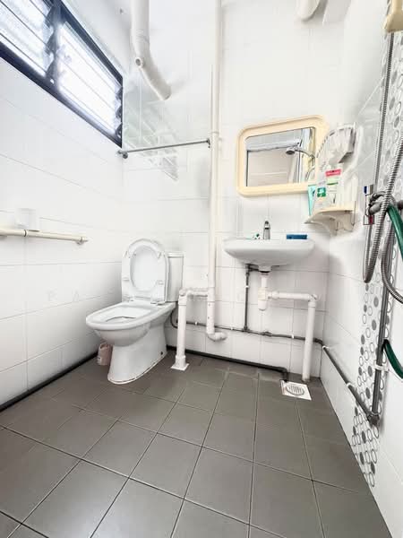414 Hougang Avenue 10, 414 Hougang Avenue 10, 2 Bedrooms, 721 sqft, HDB Flat For Sale, by Patrick Chiok, 500230030 - Bathroom - PropertyGuru.com.sg