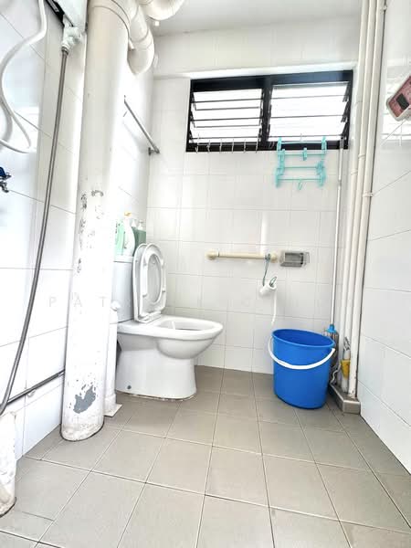 414 Hougang Avenue 10, 414 Hougang Avenue 10, 2 Bedrooms, 721 sqft, HDB Flat For Sale, by Patrick Chiok, 500230030 - Bathroom - PropertyGuru.com.sg