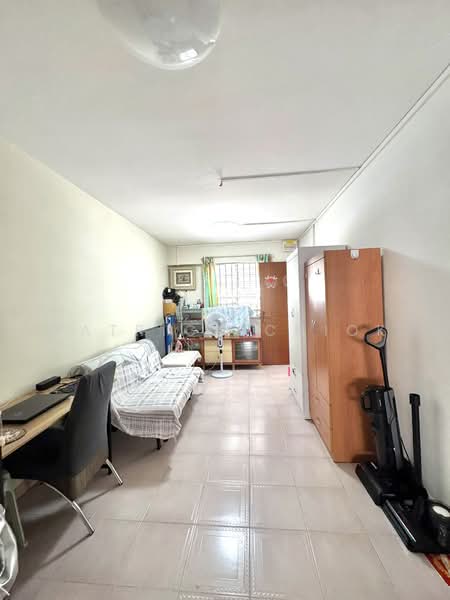 404 Hougang Avenue 10, 404 Hougang Avenue 10, 2 Bedrooms, 721 sqft, HDB Flat For Sale, by Patrick Chiok, 500230033 - Living Room - PropertyGuru.com.sg