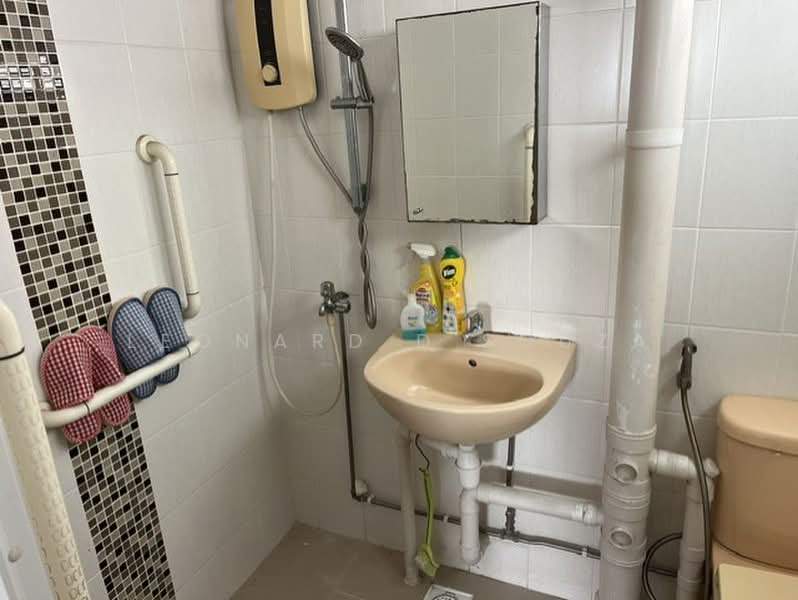 123 Paya Lebar Way, 123 Paya Lebar Way, 3 Bedrooms, 1,270 sqft, HDB Flat For Sale, by Leonard D'Souza, 500230039 - Bathroom - PropertyGuru.com.sg