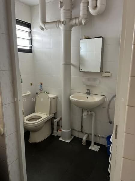 123 Paya Lebar Way, 123 Paya Lebar Way, 3 Bedrooms, 1,270 sqft, HDB Flat For Sale, by Leonard D'Souza, 500230039 - Bathroom - PropertyGuru.com.sg