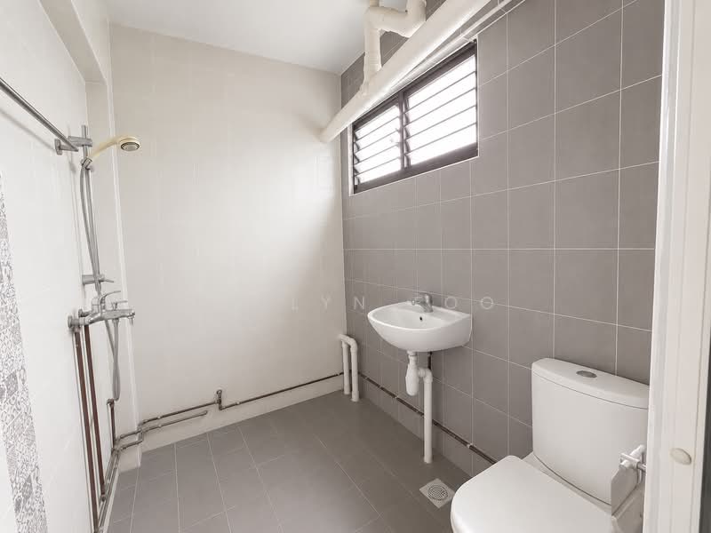275 Tampines Street 22, 275 Tampines Street 22, 2 Bedrooms, 785 sqft, HDB Flat For Sale, by Evelyn Foo, 500230046 - Bathroom - PropertyGuru.com.sg
