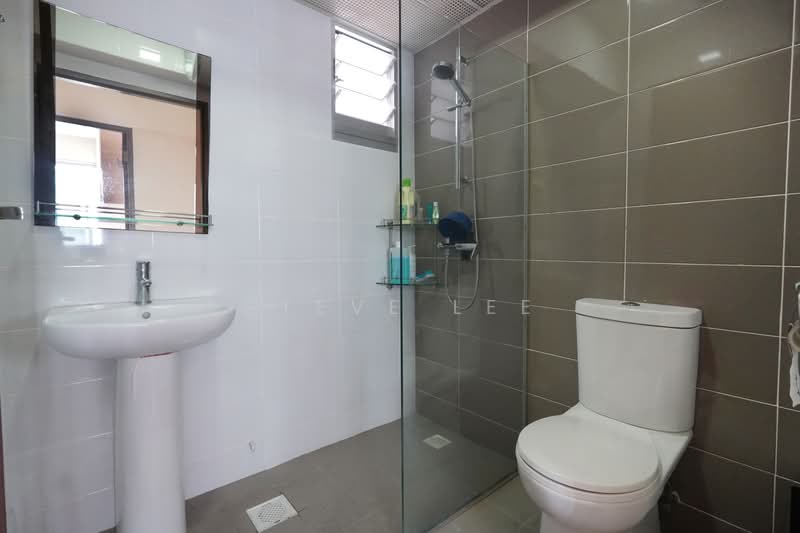 130A Lorong 1 Toa Payoh, 130A Lorong 1 Toa Payoh, 2 Bedrooms, 732 sqft, HDB Flat For Sale, by Steve Lee, 500230107 - Bathroom - PropertyGuru.com.sg