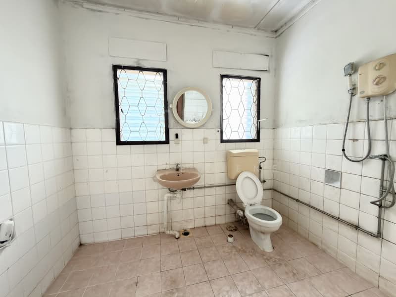 Teacher’s Housing Estate, Kalidasa Avenue, Mandai / Upper Thomson, 4 Bedrooms, 2,700 sqft, Corner Terrace For Rent, by Goh Eugene, 500230110 - Bathroom - PropertyGuru.com.sg
