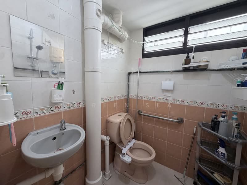 319 Ang Mo Kio Avenue 1, 319 Ang Mo Kio Avenue 1, 2 Bedrooms, 786 sqft, HDB Flat For Sale, by Doreen Sea, 500230140 - Bathroom - PropertyGuru.com.sg
