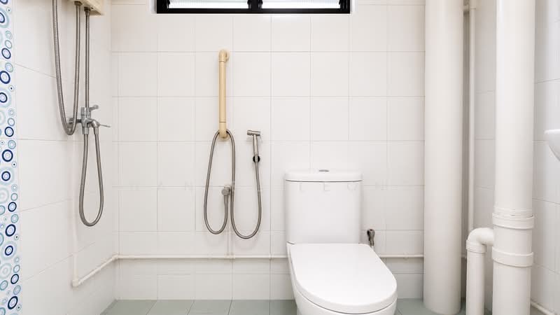 327 Serangoon Avenue 3, 327 Serangoon Avenue 3, 3 Bedrooms, 904 sqft, HDB Flat For Rent, by Daniel Leong, 500230196 - Bathroom - PropertyGuru.com.sg