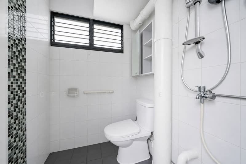 527 Jurong West Street 52, 527 Jurong West Street 52, 2 Bedrooms, 721 sqft, HDB Flat For Sale, by ADNIX LIU, 500230249 - Bathroom - PropertyGuru.com.sg