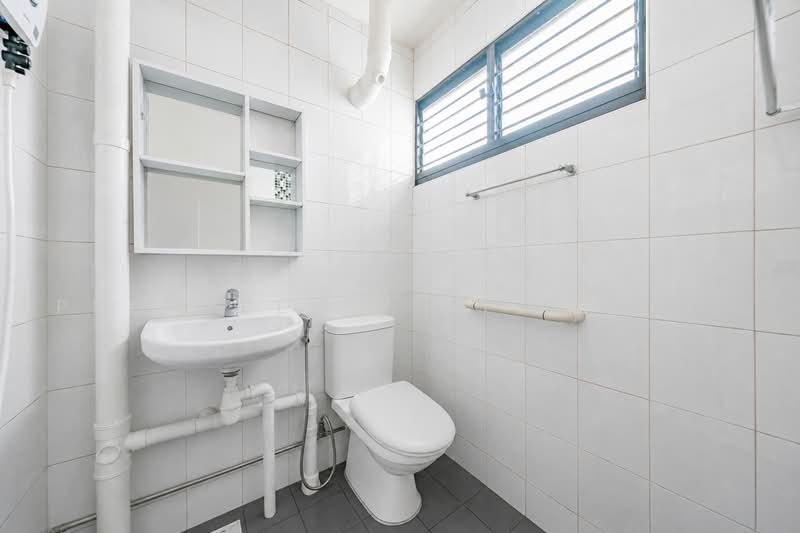527 Jurong West Street 52, 527 Jurong West Street 52, 2 Bedrooms, 721 sqft, HDB Flat For Sale, by ADNIX LIU, 500230249 - Bathroom - PropertyGuru.com.sg