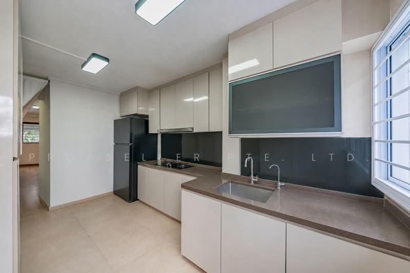 527 Jurong West Street 52, 527 Jurong West Street 52, 2 Bedrooms, 721 sqft, HDB Flat For Sale, by ADNIX LIU, 500230249 - Kitchen - PropertyGuru.com.sg