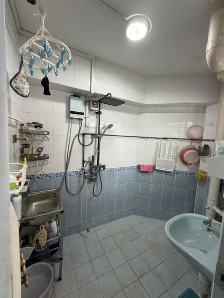 203 Jurong East Street 21, 203 Jurong East Street 21, 3 Bedrooms, 1,302 sqft, HDB Flat For Sale, by Lim Boon Hong, 500230283 - Bathroom - PropertyGuru.com.sg