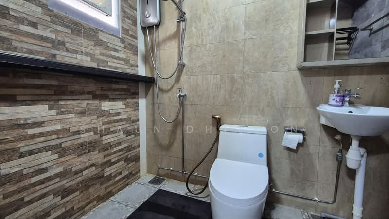 145 Rivervale Drive, 145 Rivervale Drive, 3 Bedrooms, 1,248 sqft, HDB Flat For Rent, by Shaun Dhillon, 500230310 - Bathroom - PropertyGuru.com.sg