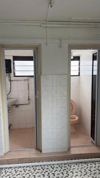 169 Lorong 1 Toa Payoh, 169 Lorong 1 Toa Payoh, Balestier / Toa Payoh, 2 Bedrooms, 700 sqft, HDB Flat For Sale, by Dennis Koh Kok Chong, 500230333 - Bathroom - PropertyGuru.com.sg