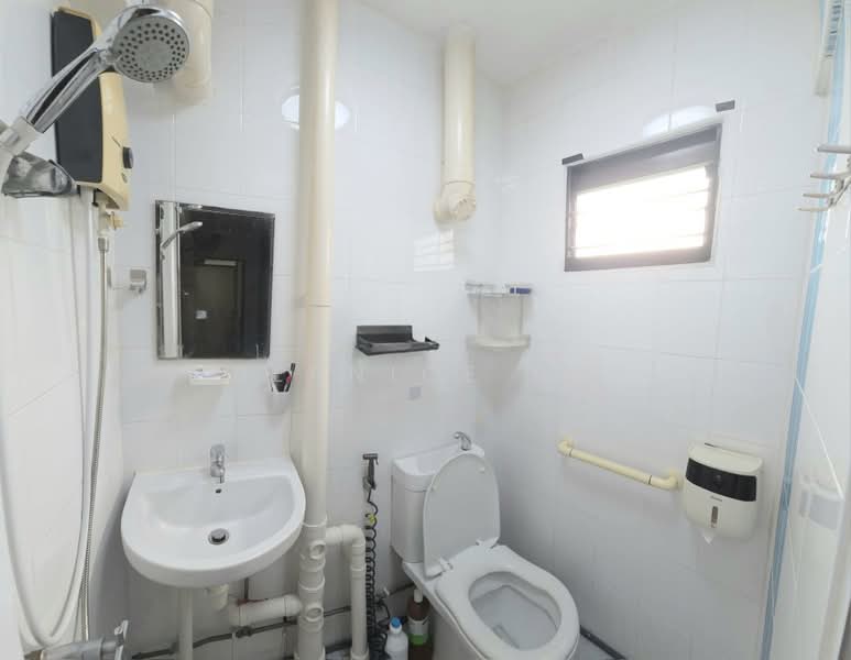 201 Ang Mo Kio Avenue 3, 201 Ang Mo Kio Avenue 3, 3 Bedrooms, 872 sqft, HDB Flat For Rent, by Bernice Ho, 500230365 - Master Bathroom - PropertyGuru.com.sg