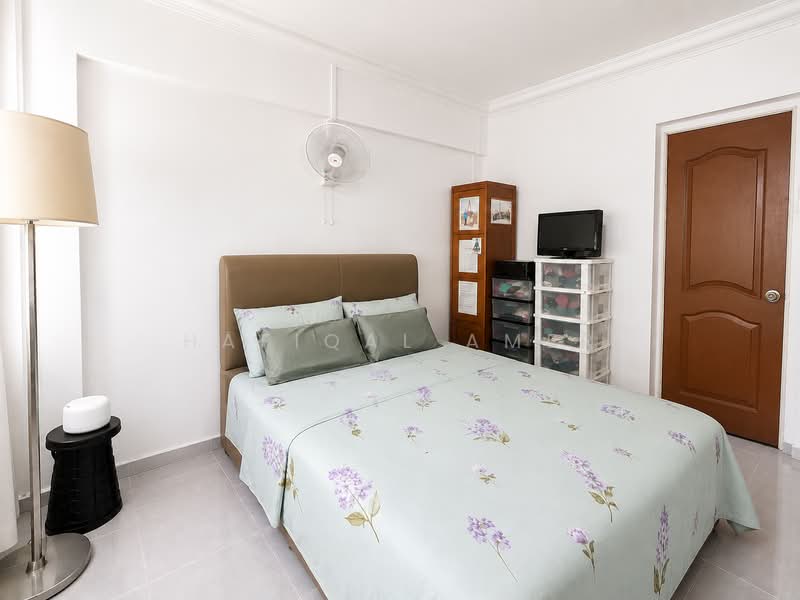 104 Tampines Street 11, 104 Tampines Street 11, 2 Bedrooms, 807 sqft, HDB Flat For Sale, by Hafiqal Amer, 500230431 - Master bedroom - PropertyGuru.com.sg