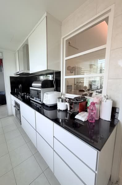 Lakeholmz, 82 Corporation Road, 3 Bedrooms, 1,324 sqft, Condominium For Sale, by Anthea Yeo 杨丽娇, 500230434 - Kitchen - PropertyGuru.com.sg