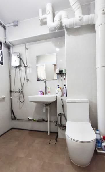 419 Hougang Avenue 8, 419 Hougang Avenue 8, 3 Bedrooms, 1,163 sqft, HDB Flat For Sale, by Dion Tan 陈晓慧, 500230482 - Bathroom - PropertyGuru.com.sg