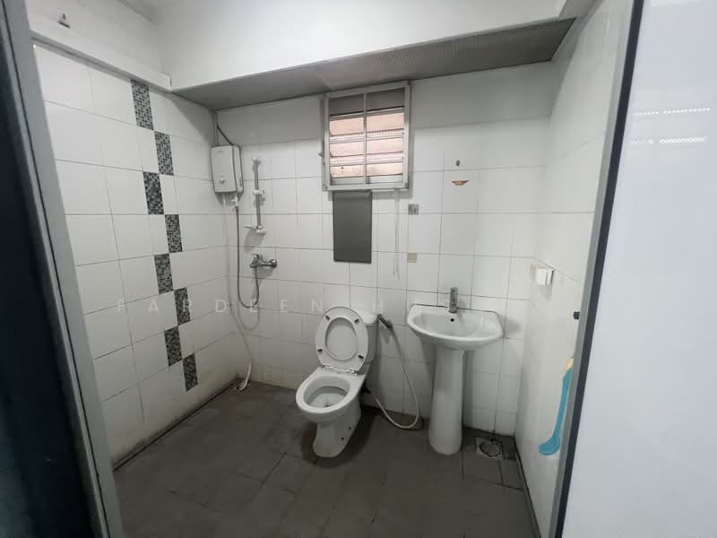 213A Punggol Walk, 213A Punggol Walk, 3 Bedrooms, 93 sqft, HDB Flat For Rent, by Fardeen Hussain, 500230522 - Bathroom - PropertyGuru.com.sg
