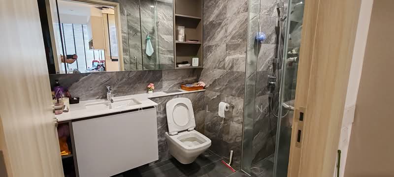 Sengkang Grand Residences, 72 Compassvale Bow, Hougang / Punggol / Sengkang, 2 Bedrooms, 764 sqft, Condominium For Sale, by Paul Lian, 500230525 - Bathroom - PropertyGuru.com.sg