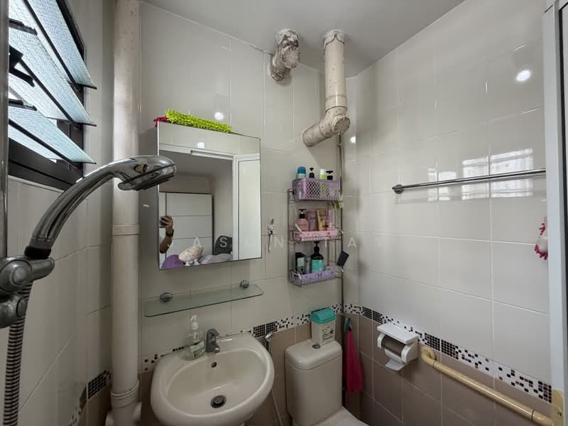 305 Bukit Batok Street 31, 305 Bukit Batok Street 31, 3 Bedrooms, 1,001 sqft, HDB Flat For Rent, by Jason Tay, 500230527 - Bathroom - PropertyGuru.com.sg