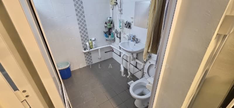 164 Bukit Batok Street 11, 164 Bukit Batok Street 11, 2 Bedrooms, 786 sqft, HDB Flat For Sale, by Sheila Wong, 500230533 - Bathroom - PropertyGuru.com.sg