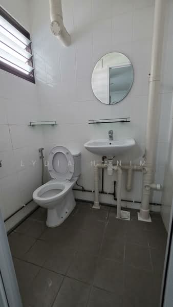 413 Bedok North Avenue 2, 413 Bedok North Avenue 2, 2 Bedrooms, 721 sqft, HDB Flat For Rent, by Lydia Hanim, 500230537 - Bathroom - PropertyGuru.com.sg