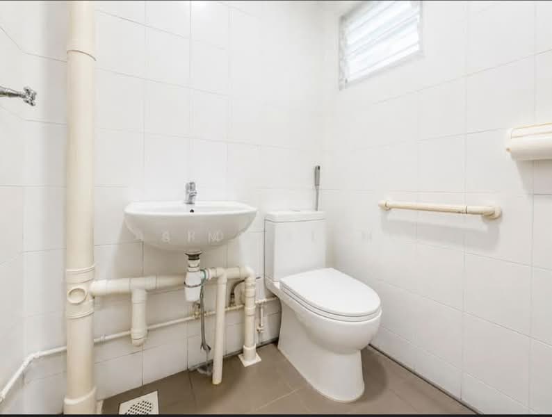 701 Bedok Reservoir Road, 701 Bedok Reservoir Road, 2 Bedrooms, 883 sqft, HDB Flat For Sale, by Simon Lum, 500230557 - Bathroom - PropertyGuru.com.sg