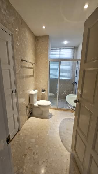 Casa Jervois, 99 Jervois Road, 3 Bedrooms, 1,227 sqft, Condominium For Rent, by Peggy Kwok, 500230578 - Bathroom - PropertyGuru.com.sg