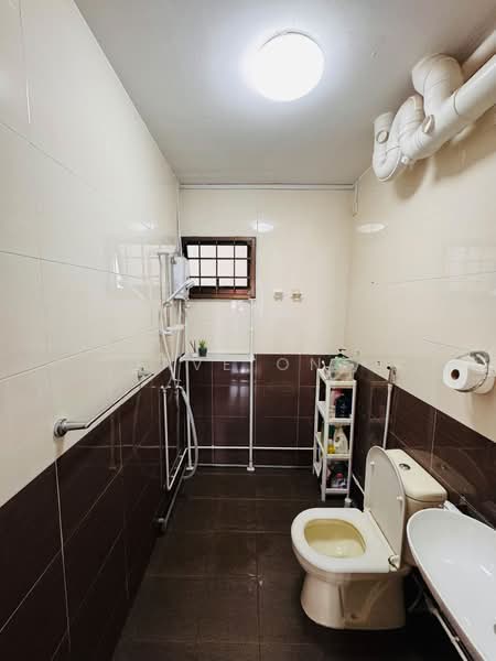 341B Sembawang Close, 341B Sembawang Close, 3 Bedrooms, 1,184 sqft, HDB Flat For Sale, by Dave Ong, 500230582 - Bathroom - PropertyGuru.com.sg